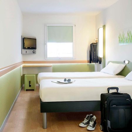 Ibis Budget Leeds Centre Crown Point Road Экстерьер фото