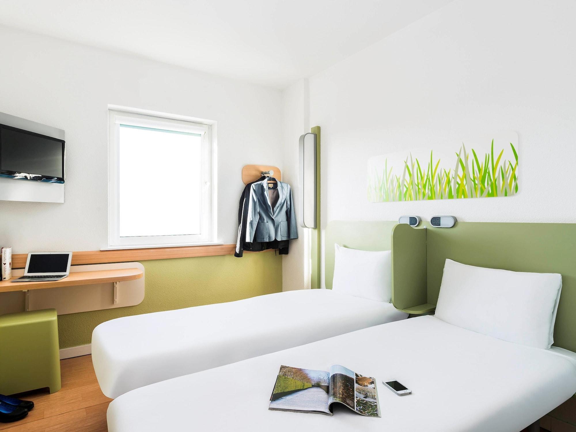 Ibis Budget Leeds Centre Crown Point Road Экстерьер фото