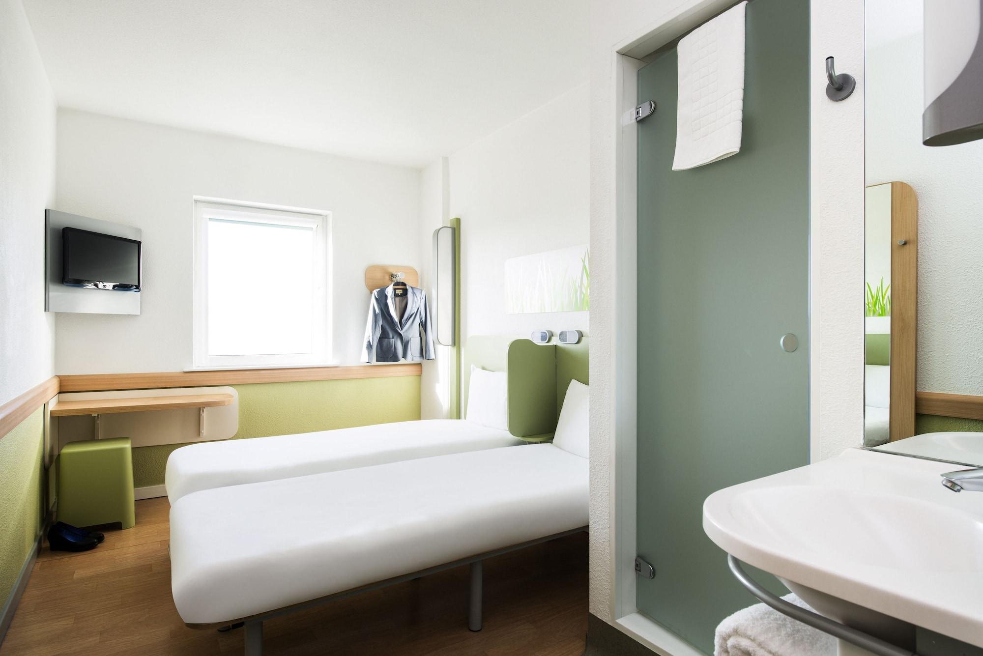 Ibis Budget Leeds Centre Crown Point Road Экстерьер фото