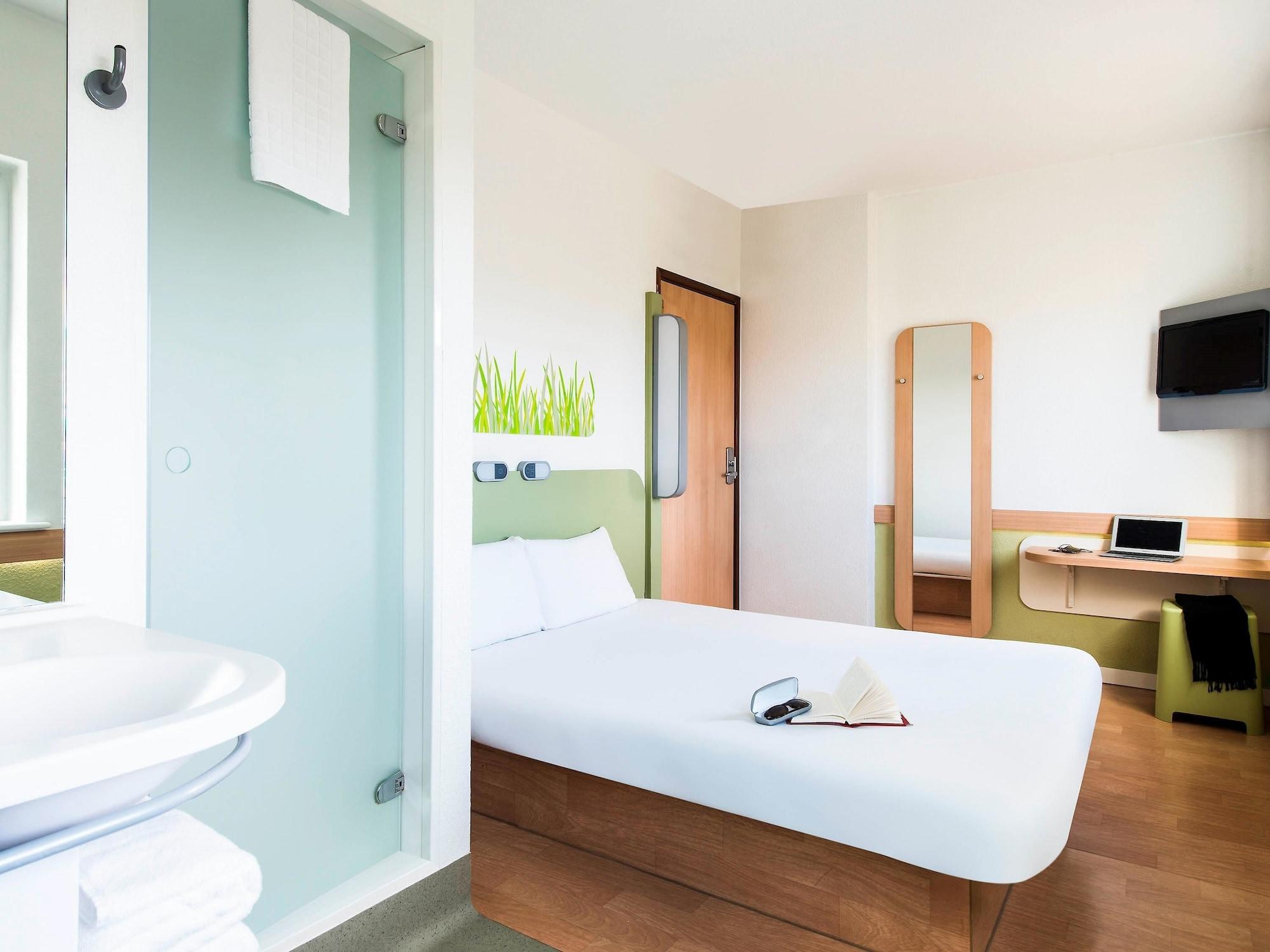 Ibis Budget Leeds Centre Crown Point Road Экстерьер фото