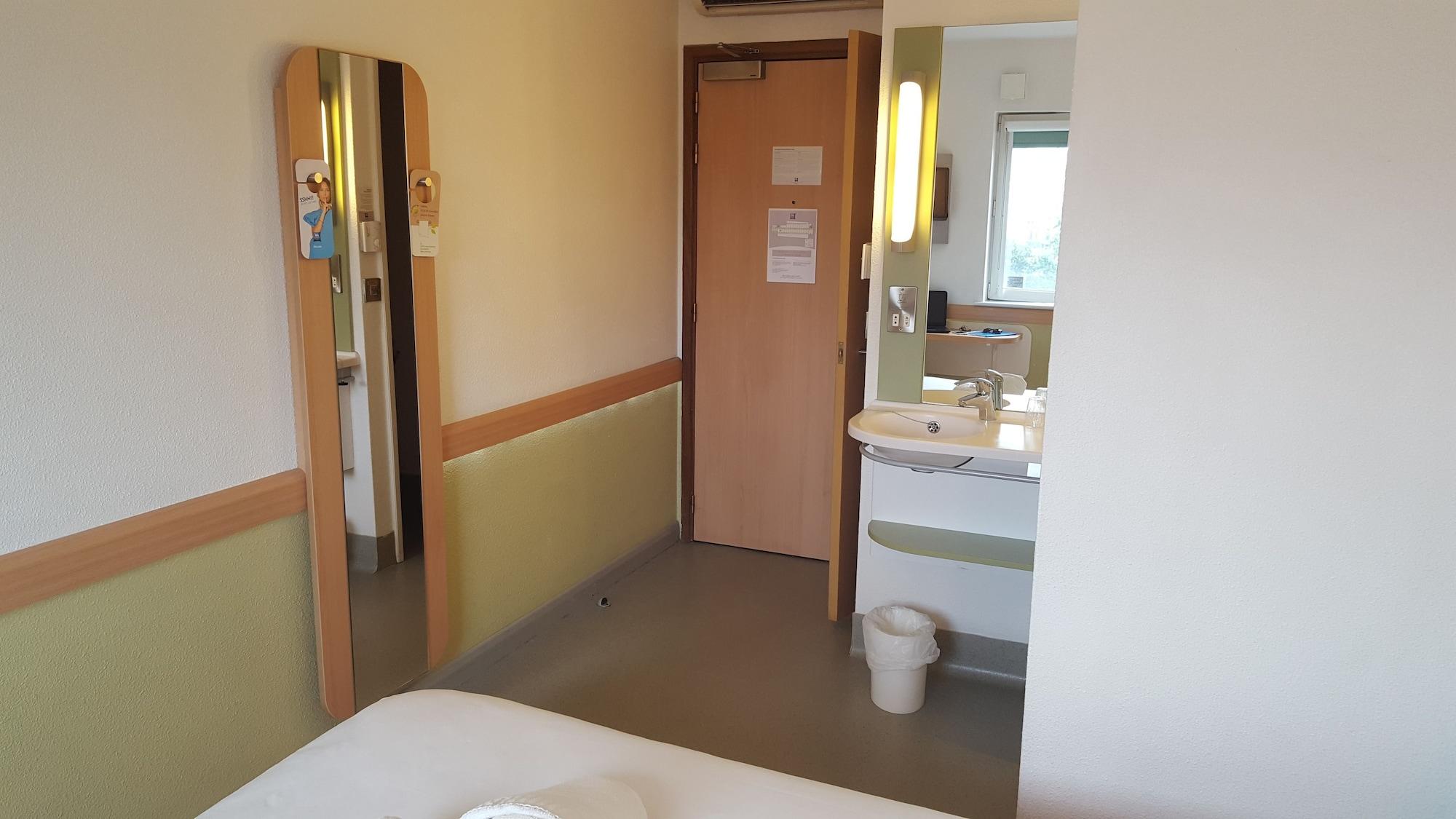Ibis Budget Leeds Centre Crown Point Road Экстерьер фото