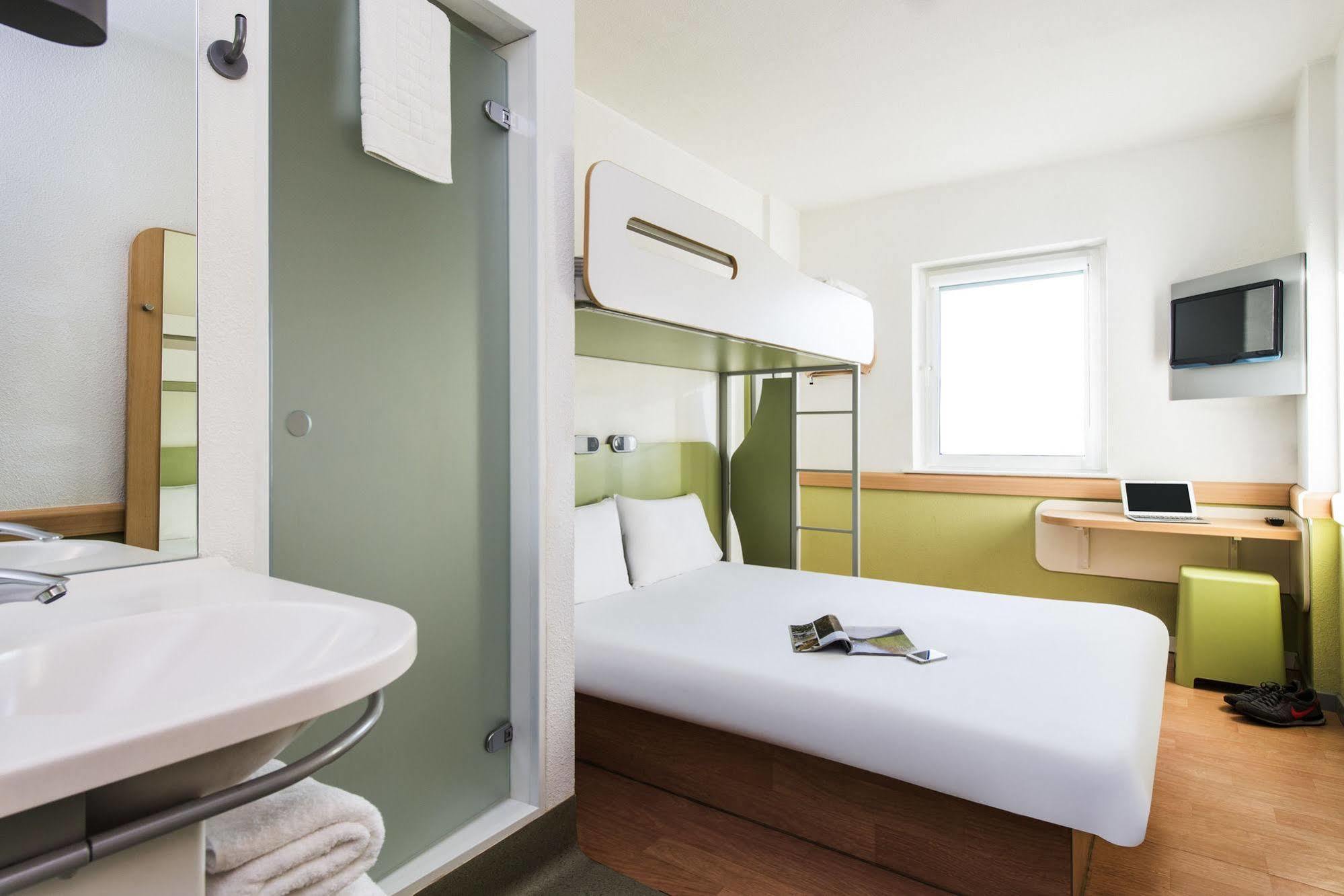 Ibis Budget Leeds Centre Crown Point Road Экстерьер фото