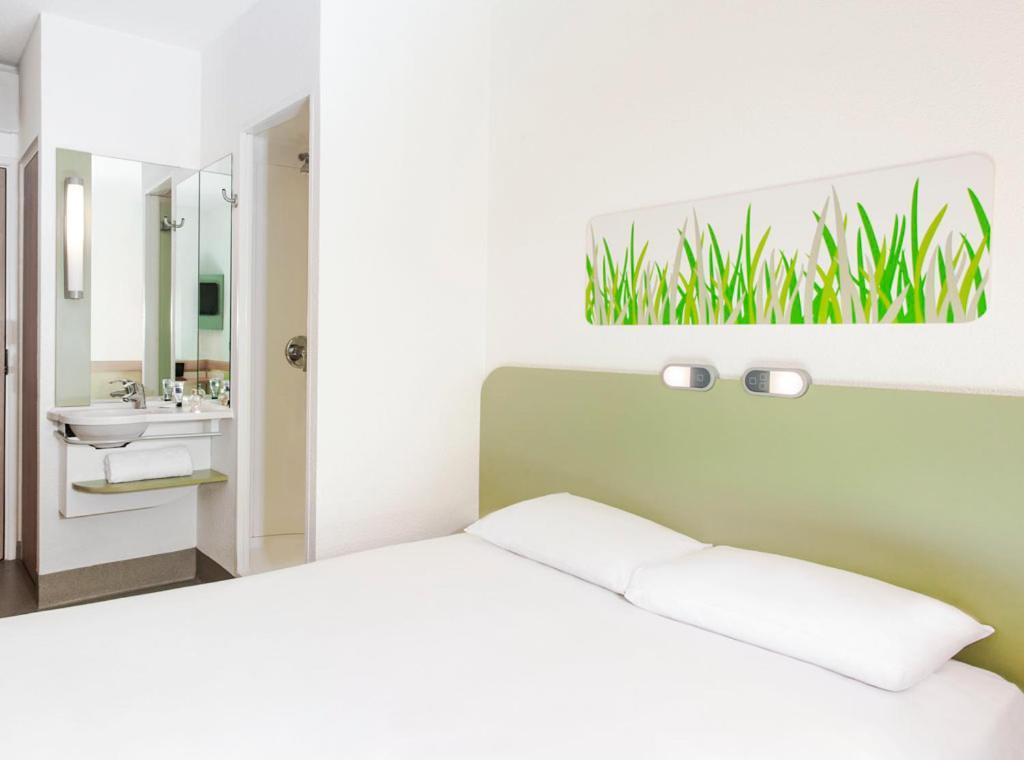 Ibis Budget Leeds Centre Crown Point Road Экстерьер фото